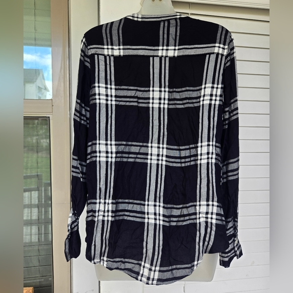 Express Black and White Plaid V Neck Lace Up Collared Flannel Top Sz Medium - Picture 4 of 8